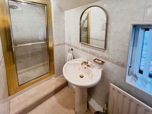 Shower room- click for photo gallery